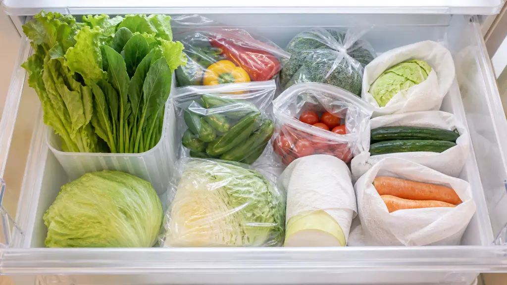 冷蔵庫の野菜室で複数の保存テクニックが見える